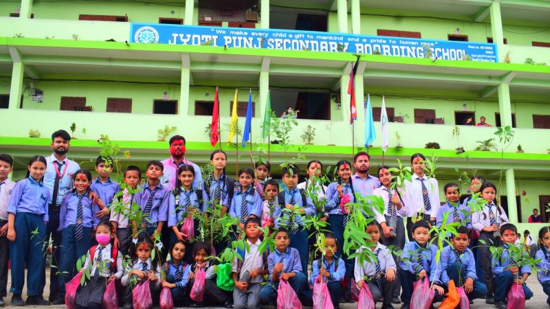 गुरु पूर्णिमामा ज्योतिपुञ्जका विद्यार्थीहरुलाई बिरुवा उपहार