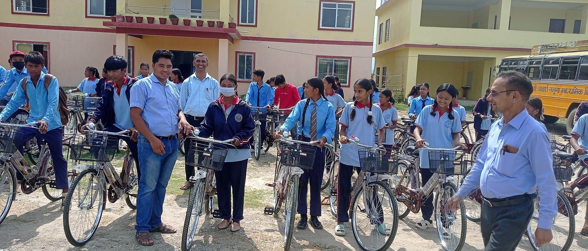 आदर्श नमुना मावि लालमटियामा अध्ययनरत ४० जना विद्यार्थीलाई सिपी नेपालले दियो साइकल उपहार