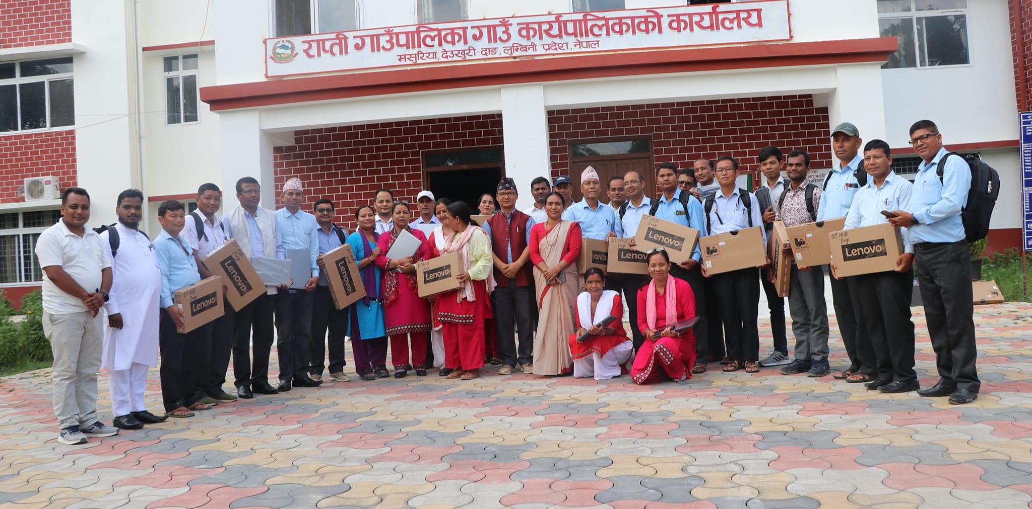 राप्ती गाउँपालिकालाई प्रविधिमैत्री बनाइदै, २७ जना प्रधानाध्यापकलाई ल्यापटप प्रदान