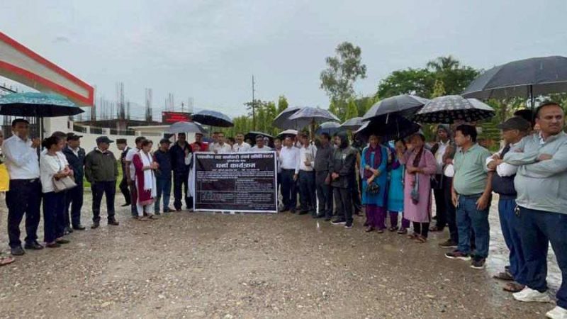 आन्दोलित स्थानीयतहका कर्मचारीहरुद्धारा प्रदेशसभा मुल गेट अगाडी धर्ना