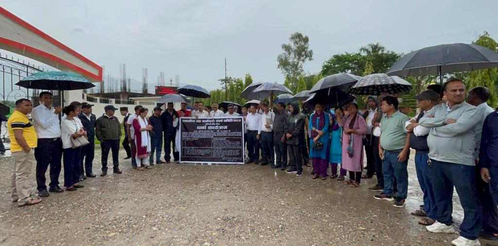 आन्दोलित स्थानीयतहका कर्मचारीहरुद्धारा प्रदेशसभा मुल गेट अगाडी धर्ना