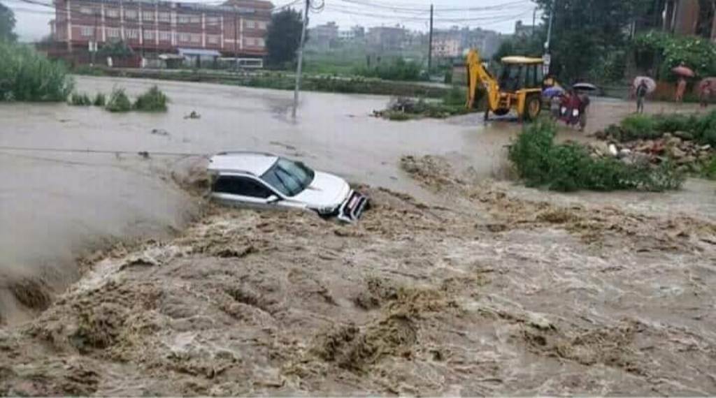 तुलसीपुरबाट घोराही तर्फ आउँदै गरेको स्कार्पियोलाई खोलामा आएको बाढीले बगायाे