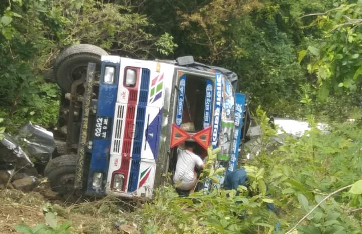 लमही-घोराही सडक खण्डको मसोट उकालोमा ट्रक दुर्घटना हुँदा दुई किशोरी घाइते