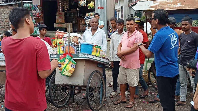 भालुवाङका चाट तथा पानीपुरी बेच्ने ठेला व्यापारीलाई सरसफाई गर्न आशाका किरण संस्थाको सुझाव