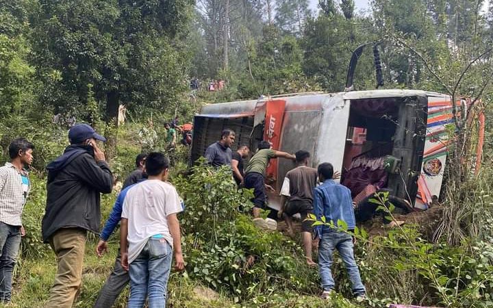 सल्यानमा बस दुर्घटना हुँदा २ जनाको मृत्यु, ५ जना गम्भीर घाइते