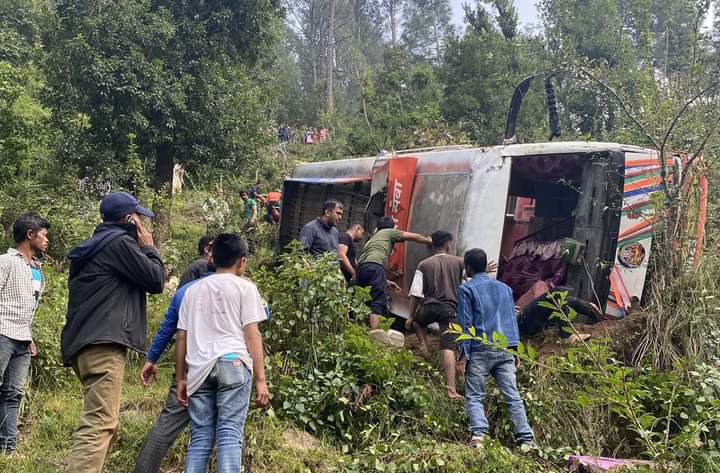 सल्यानमा बस दुर्घटना हुँदा २ जनाको मृत्यु, ५ जना गम्भीर घाइते