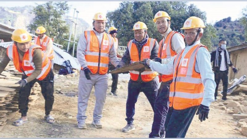 एमाले दाङका स्वयंसेवी भूकम्प प्रभावित क्षेत्र रुकुम पश्चिमका विभिन्न टोलमा अस्थायी टहरा निर्माण गर्दै