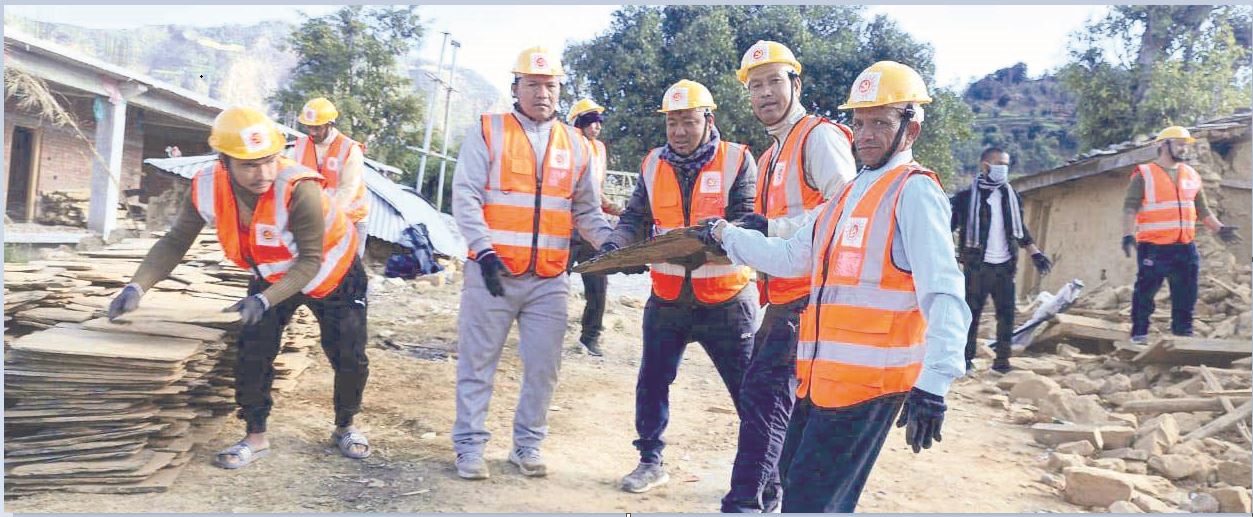 एमाले दाङका स्वयंसेवी भूकम्प प्रभावित क्षेत्र रुकुम पश्चिमका विभिन्न टोलमा अस्थायी टहरा निर्माण गर्दै