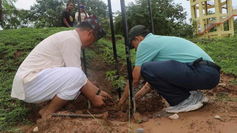 राप्तीमा श्रमदान मार्फत विरुवाकाे संरक्षण गरिदै