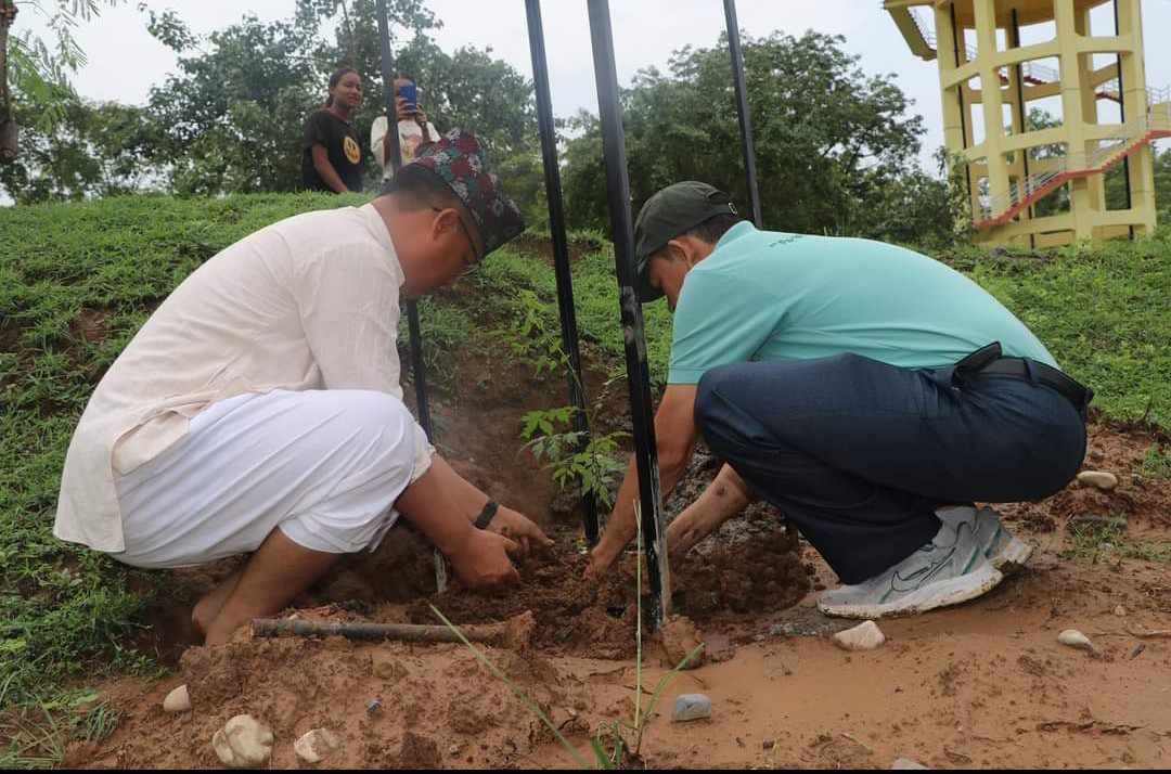 राप्तीमा श्रमदान मार्फत विरुवाकाे संरक्षण गरिदै