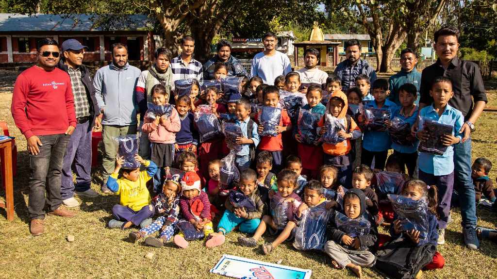 एचआर मिडिया हाउसकाे उदाहरणीय कार्य, देउती माविका ५० जना विद्यार्थीलाई न्यायो कपडा वितरण