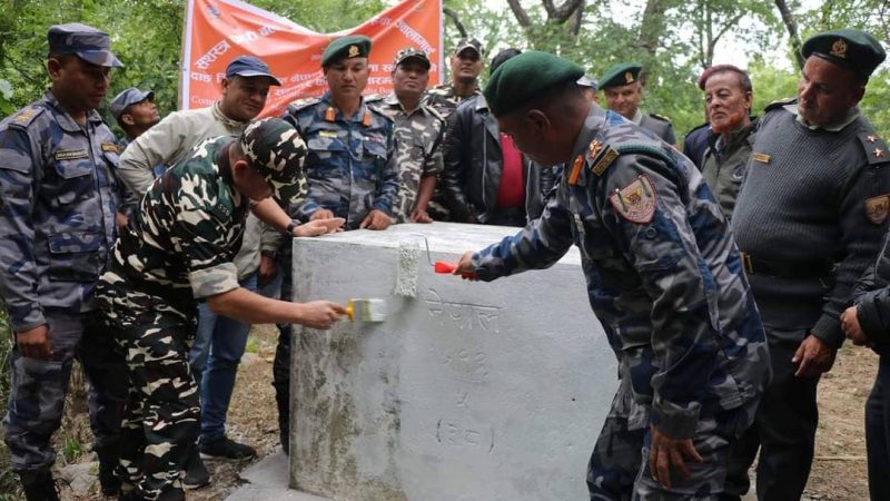 नेपाल–भारत सीमामा रहेका सीमास्तम्भको मर्मत तथा रङरोगन गरिदै