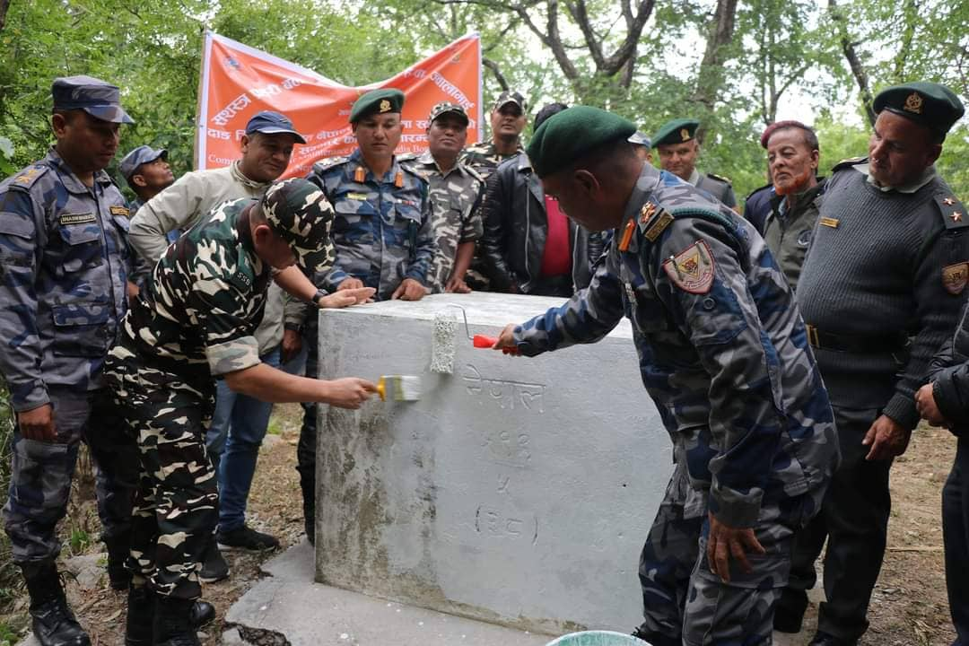 नेपाल–भारत सीमामा रहेका सीमास्तम्भको मर्मत तथा रङरोगन गरिदै