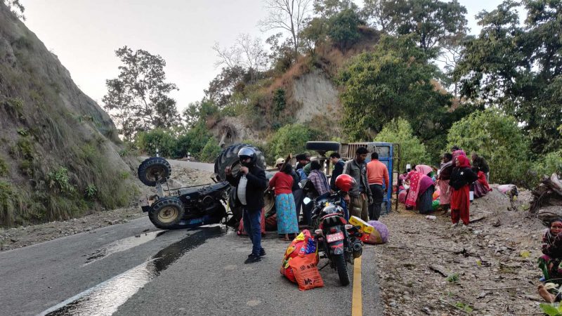 विवाहका लागि पात टिपेर फर्किदै गरेको टयाक्टर गढवाको चिसापानीमा दुर्घटना, २८ जना घाईते