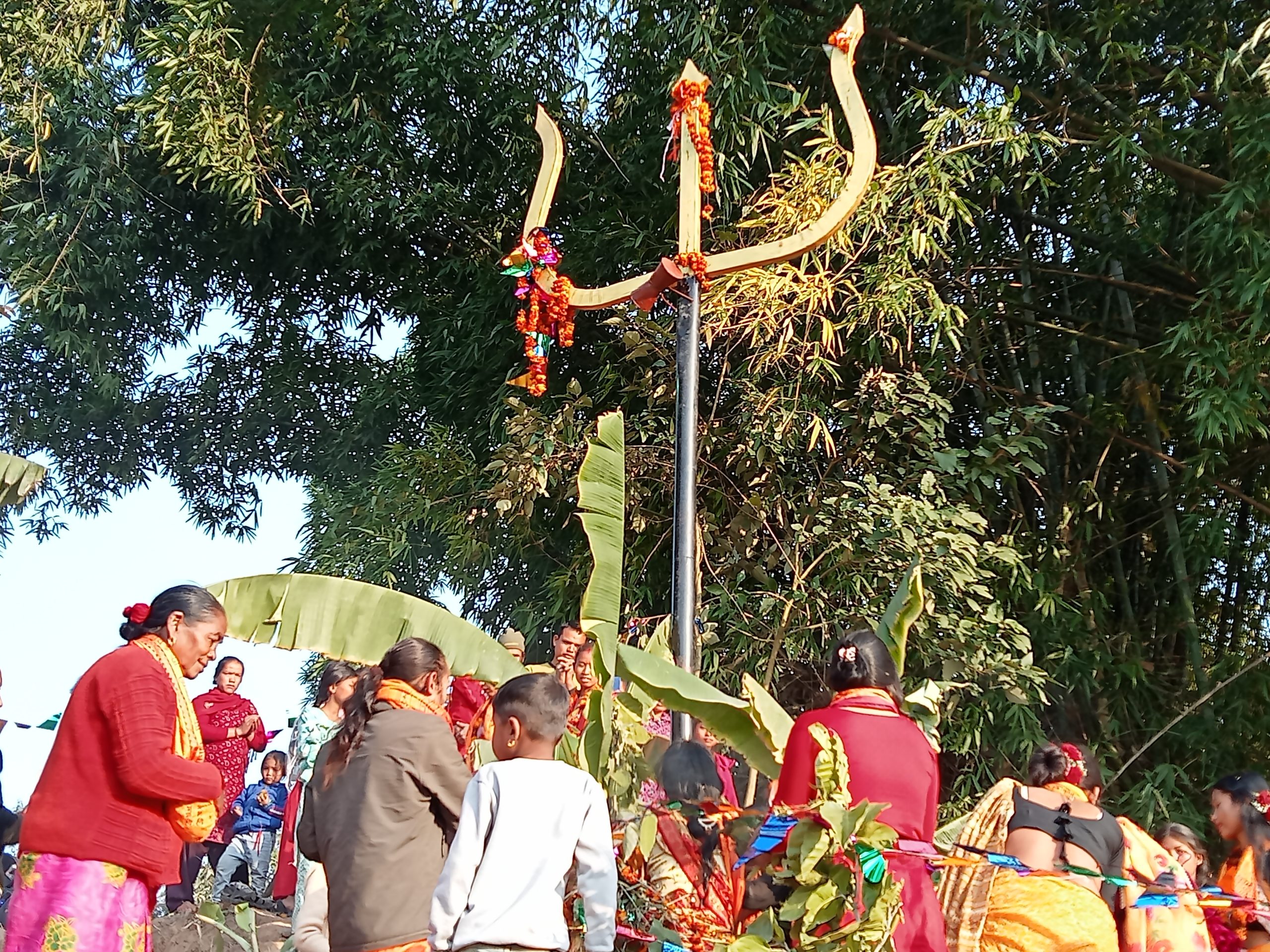 दाङकाे हनरियामा २० फिट अग्लाे त्रिशुल र शिव पार्वतीको मुर्ती स्थापना