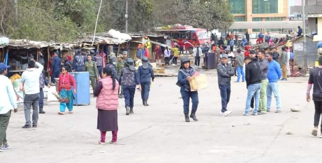 लमही बसपार्कका अतिक्रमित अस्थायी टहरा हटायो