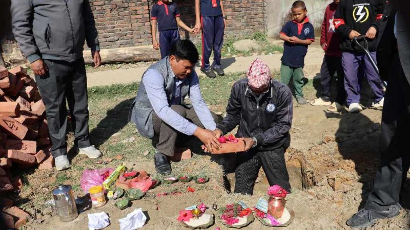 सर्वोदय मावि सिसहनियाँ परिसरमा पूर्व शिक्षक गणेशरामद्धारा सरस्वती मन्दिरको शिलान्यास