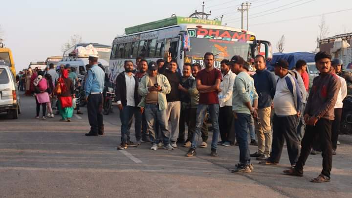 अवरुद्ध लमही- घोराही सडक खण्ड ४ घण्टापछि खुल्यो