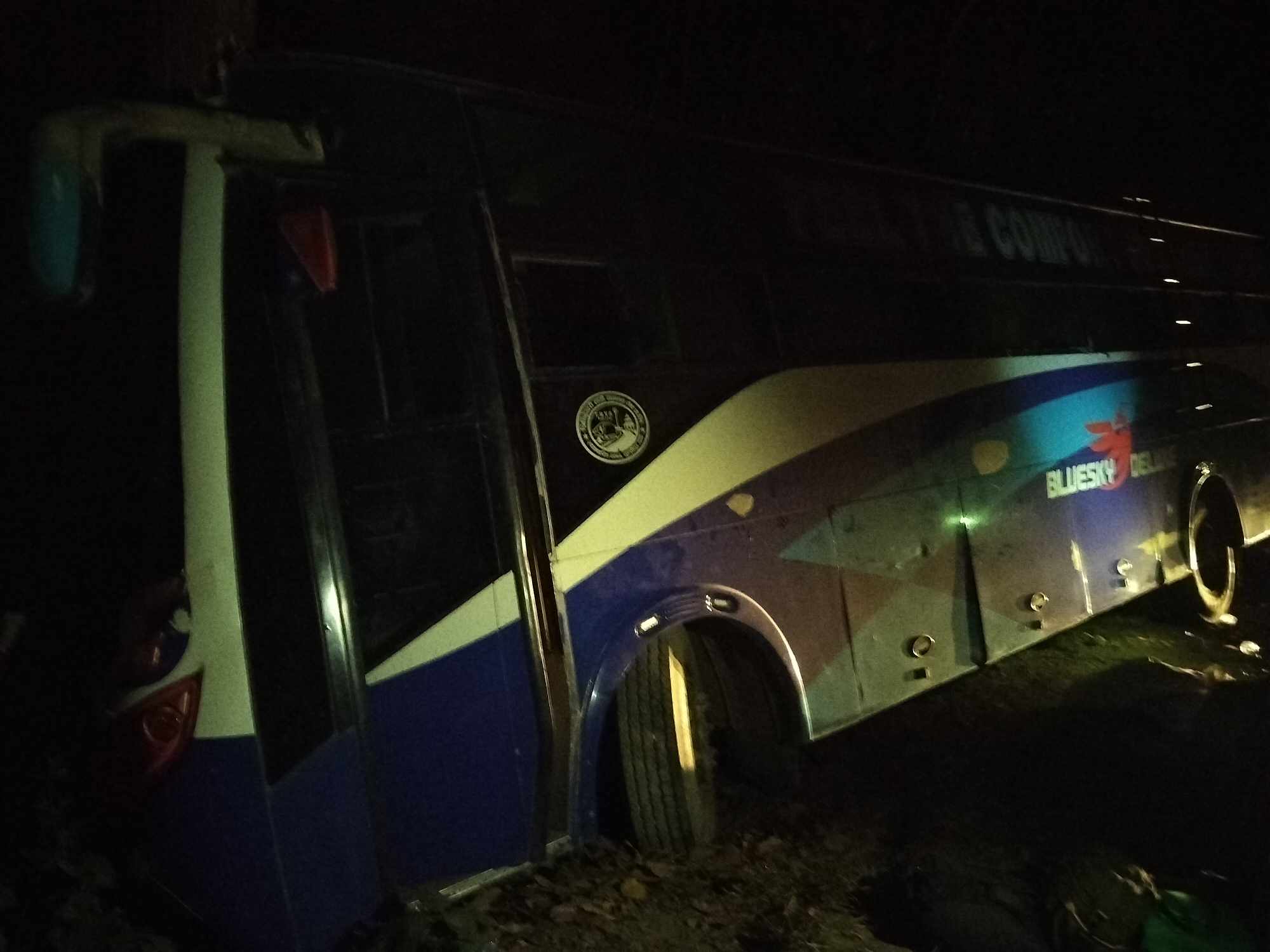 गढवा १ जुराैनीमा बस दुर्घटना : ३ यात्रु घाइते