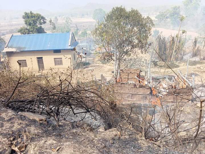 देउखुरीकाे हाडबासमा आगलागी हुँदा दुई दर्जन घर जलेर नष्ट, आगाे नियन्त्रणमा लिने प्रयास जारी