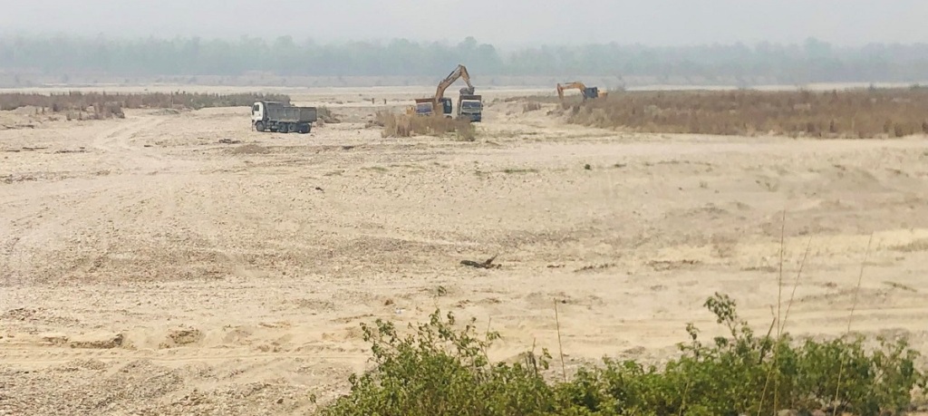 यस बर्ष स्थानीय सरकार आफै नदीजन्य पदार्थ उत्खनन् गर्दै, चुरेक्षेत्रका नदी तथा खोलामा ठुला मेसिनकाे प्रयाेग