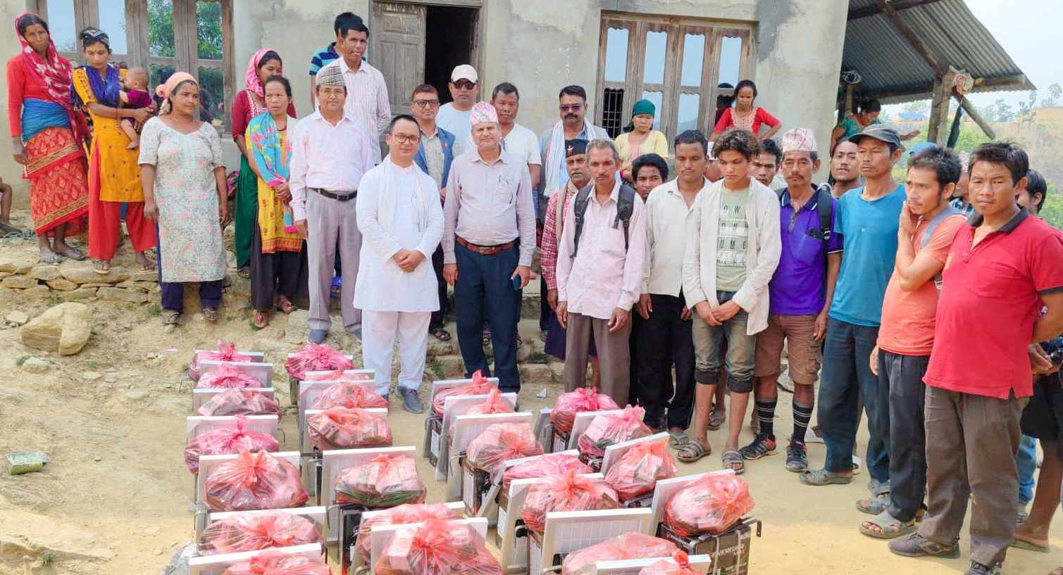 राप्ती गाउँपालिकाद्वारा दुर्गमका विपन्न ४३ घरपरिवारलाई निशुल्क सोलार वितरण