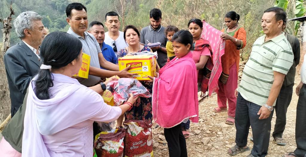 पूर्व प्रदेश सांसद निर्मला क्षेत्रीद्धारा अर्घाखाँचीका आगलागी पीडितलाई राहात हस्तान्तरण