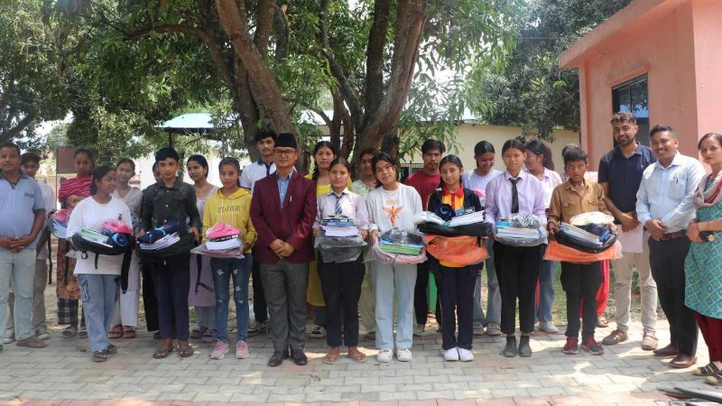 सिपी नेपालद्वारा राप्तीका १ सय बढी विपन्न विद्यार्थीहरुलाई ४ लाख बढीकाे शैक्षिक सामाग्री वितरण 