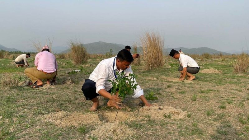 विश्व वातावरण दिवसको अवसरमा राप्तीमा १ हजार ८ सय बढी बिरुवा रोपियाे