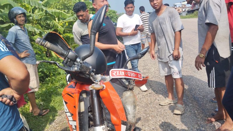 देउखुरीको लालमटियामा दुई वटा मोटरसाइकल एक आपसमा ठोक्किदा २ जना घाइते