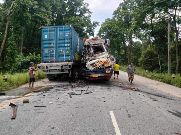 नारायणघाट-मुग्लिन सडक खण्डकाे भतेरीमा दुई ट्रक ठाेकिंदा दुई जनाकाे मृत्यु