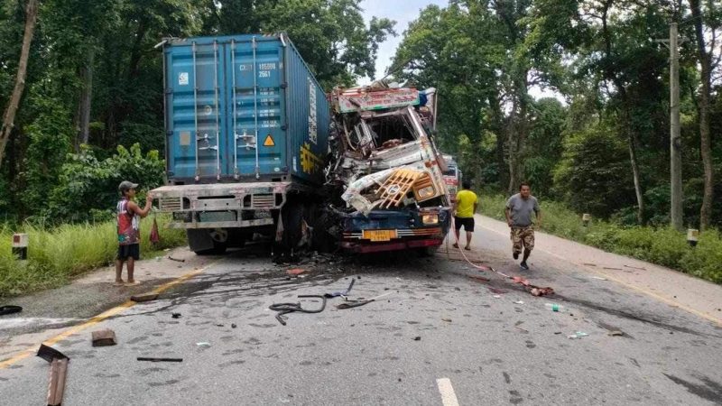 नारायणघाट-मुग्लिन सडक खण्डकाे भतेरीमा दुई ट्रक ठाेकिंदा दुई जनाकाे मृत्यु