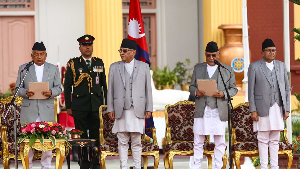 प्रधानमन्त्री ओली सहित दुई उपप्रधान र १९ मन्त्रीले लिए शपथ (यस्ताे छ मन्त्री मण्डलकाे सुची)