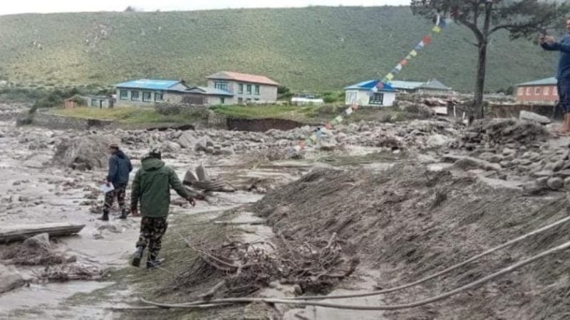 सोलुखुम्बुको थामे गाउँमा आएको बाढीमा ७ जनाको उद्धार,१ विद्यालय सहित १४ घर बगायो