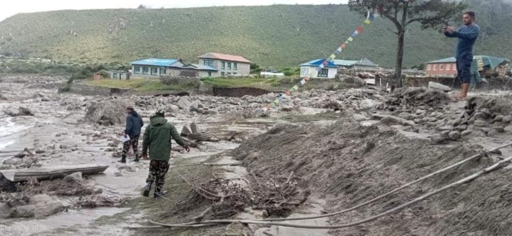 सोलुखुम्बुको थामे गाउँमा आएको बाढीमा ७ जनाको उद्धार,१ विद्यालय सहित १४ घर बगायो