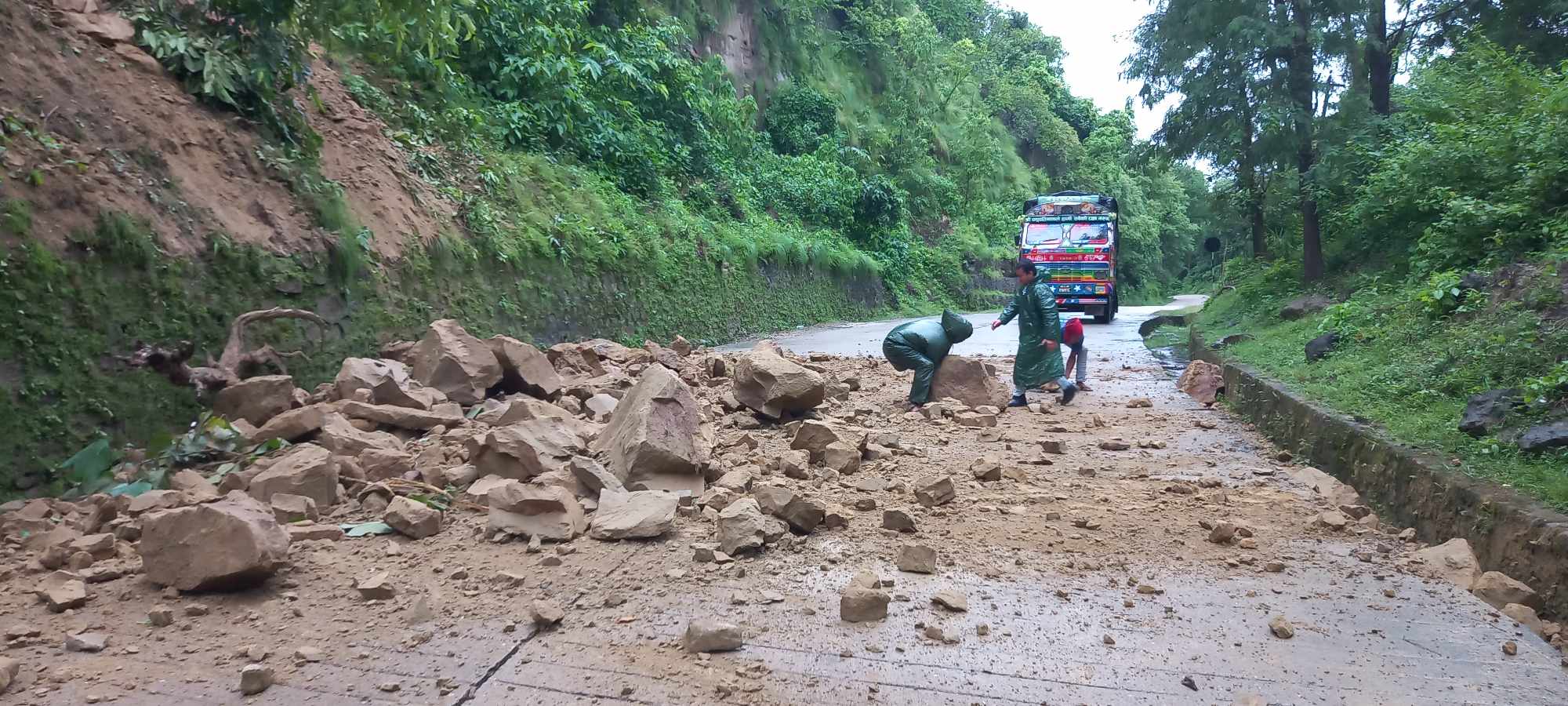 लुम्बिनीका विभिन्न जिल्ला जोड्ने सडकमा पहिरो : विपद् प्रतिकार्यमा जुट्न मुख्यमन्त्रकाे आग्रह