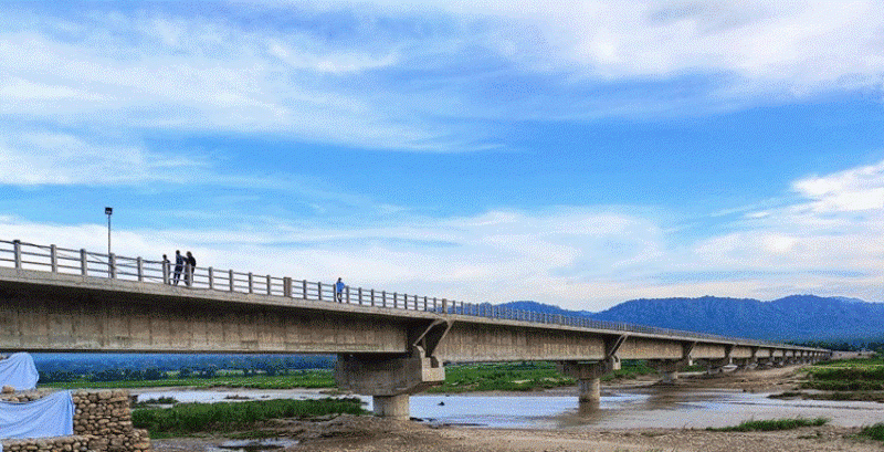 सिसहनियाँ- महदेवा जोड्ने राप्ती पुलबाट नदीमा हाम फालेका चौधरीकाे जीवितै उद्धार