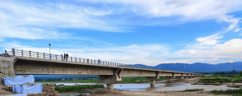 सिसहनियाँ- महदेवा जोड्ने राप्ती पुलबाट नदीमा हाम फालेका चौधरीकाे जीवितै उद्धार