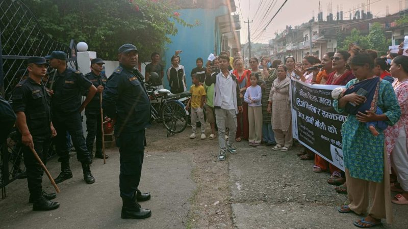 बलात्कृत बालिकाको न्यायको माग गर्दै स्थानीयद्वारा इप्रका भालुवाङ घेराउ