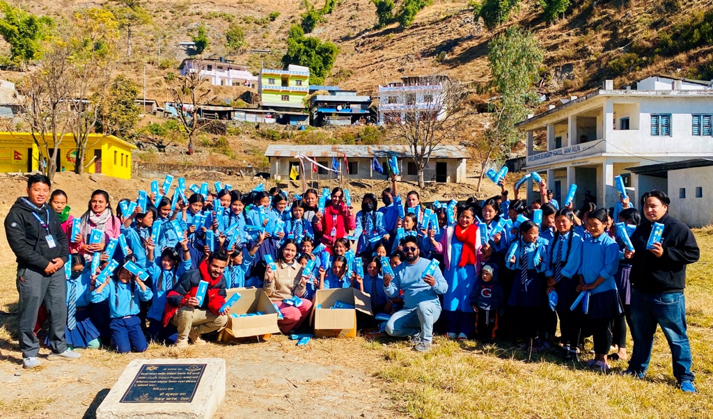 रोल्पाको एक सामुदायिक विद्यालयमा आशाका किरण संस्थाद्धारा सेनेटरी प्याड वितरण