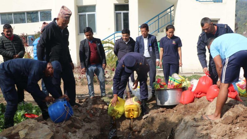 देउखुरीका विभिन्न स्थानबाट बरामद गरिएको ८ क्वीइन्टल बढी अखाद्य मह नष्ट