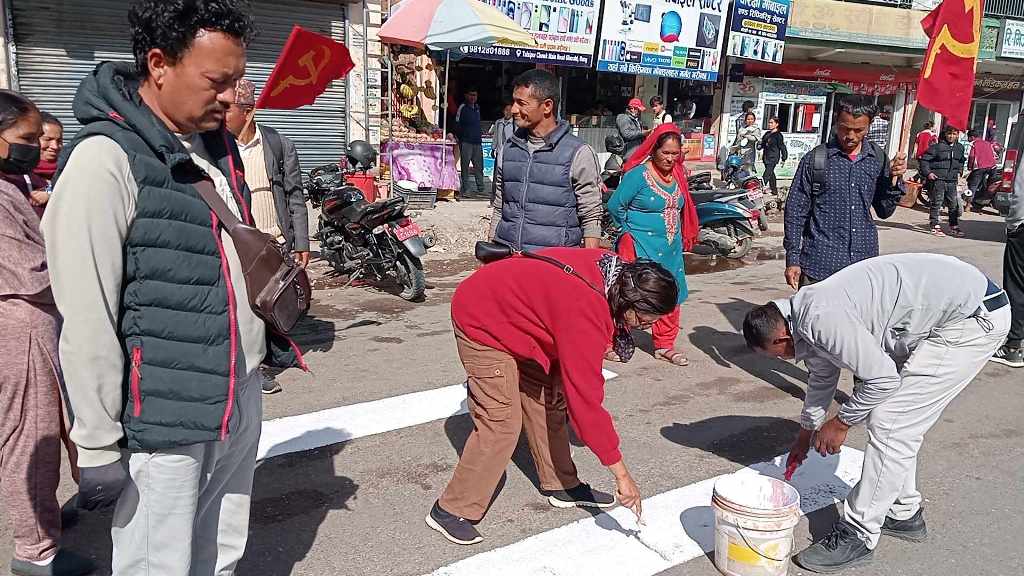 विप्लव नेकपाले दाङको घोराहीमा बनायो जेब्रा क्रसिङ