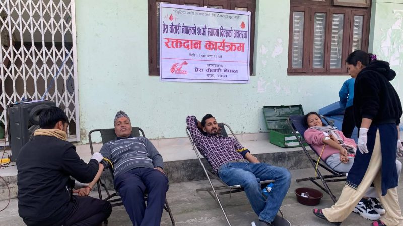 प्रेस चाैतारी नेपालकाे स्थापना दिवस : दाङमा २८ जनाले गरे रक्तदान