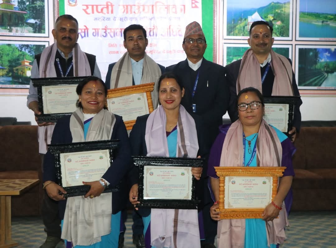 राप्ती गाउँपालिकाद्वारा २ वडा सचिव सहित ६ जना कर्मचारी सम्मानित