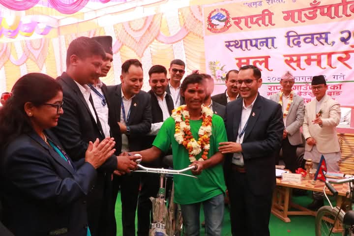 भाँचिएको ह्यान्डिलले पनि तेस्रो भए वीर बहादुर : गाउँपालिकाका कर्मचारीहरूले दिए नयाँ साइकल