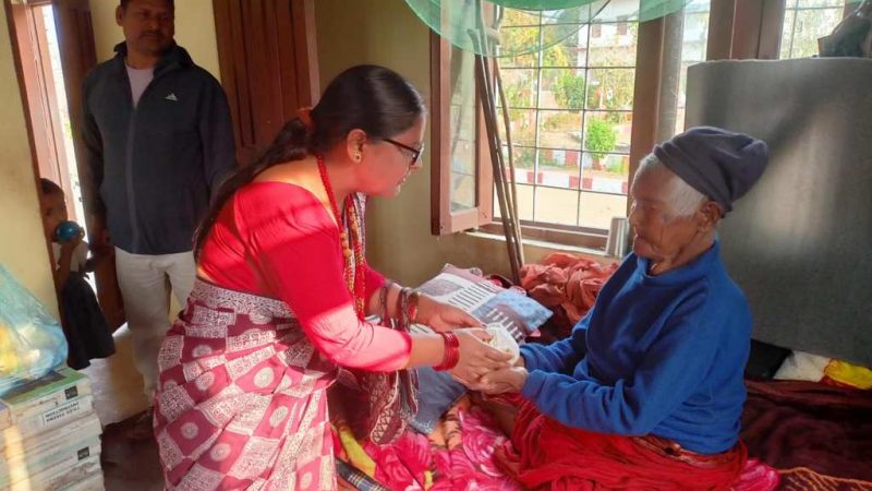 दाङ घाेराहीका विष्णु अधिकारीले आफ्नो जन्मदिनको अवसरमा वृद्धाश्रममा फलफुल वितरण