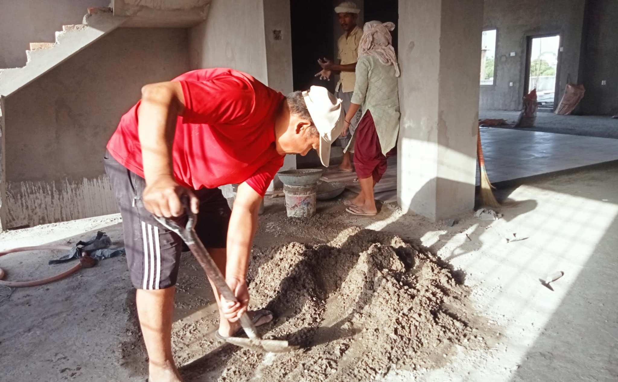 घर व्यवहार चलाउन राप्तीका पुर्व वडा अध्यक्ष चन्दर चाैधरी घर निर्माणको काम गर्दै 