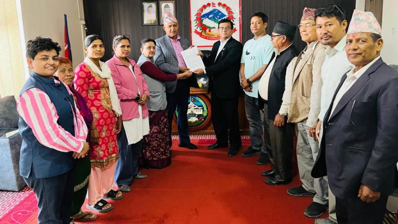 नेकपा एकीकृत समाजवादीले मुख्यमन्त्री आचार्यलाई बुझायाे ज्ञापन-पत्र