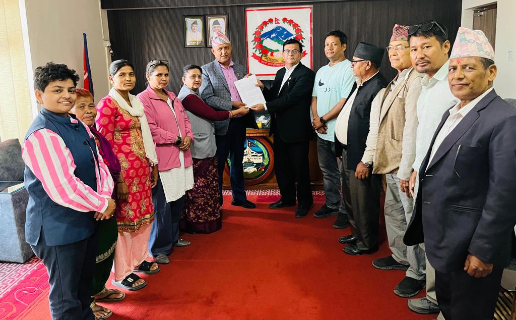 नेकपा एकीकृत समाजवादीले मुख्यमन्त्री आचार्यलाई बुझायाे ज्ञापन-पत्र