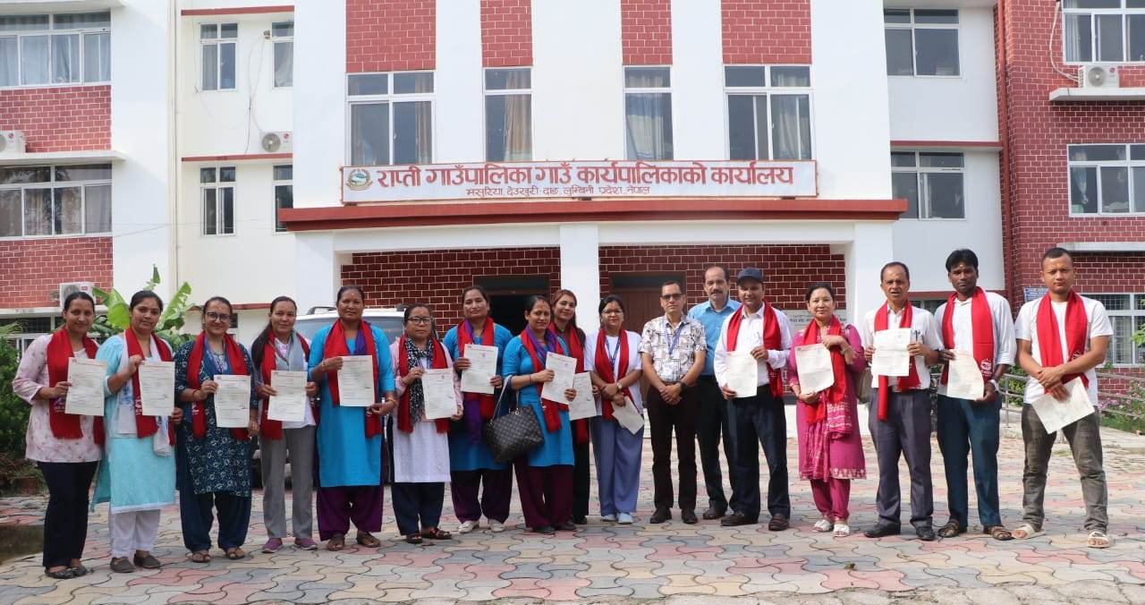 राप्ती गाउँपालिकाद्वारा तह वृद्धि भएका कर्मचारीलाई जानकारी पत्र प्रदान